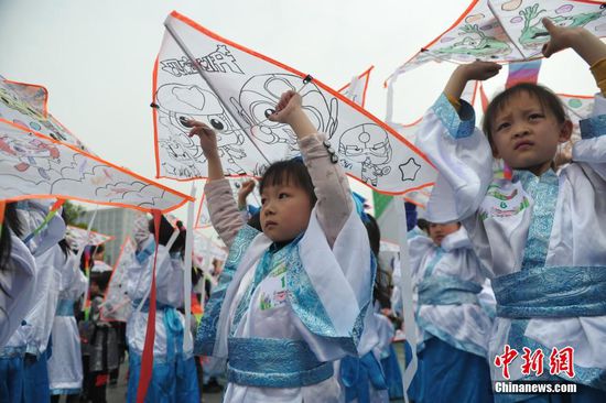 3月20日，中国农历“春分”节气。当日下午，成都数十名孩童在某商场楼顶上穿上汉服，学习汉服传统礼仪，同时以放风筝，喂“春牛”的形式迎接“春分”的到来。