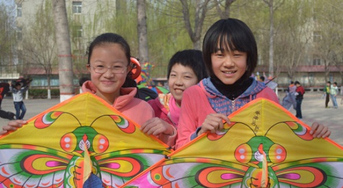 辛集:小学办风筝节师生感受传统文化