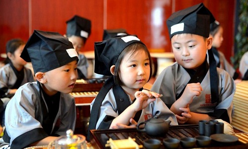 甘肃小学生暑假穿汉服、习礼仪感受中国传统文