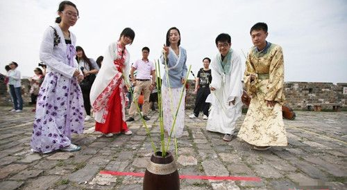 >古代杂技之击壤,投石,投壶       击壤,自古相传有两种说法:一为游戏