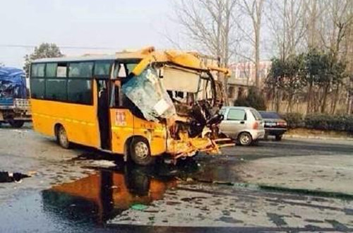山东:校车发生事故 司机身亡6学生受伤